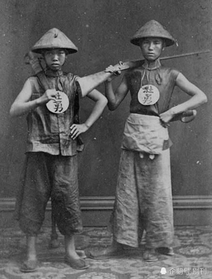 清朝时期两位衙役,看上很瘦,手中的洋枪可以证实,这是晚清时候拍摄的