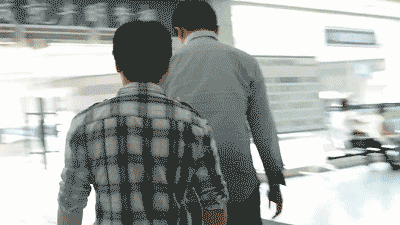 搞笑gif:大哥你走错片场了吧._看看头条_中华网