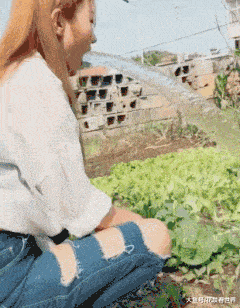 姑娘,你这是玩什么呢?还真的挺像回事的!