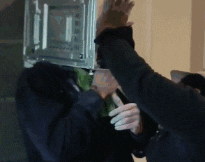 爆笑gif: 一声巨响,傻子华丽登场_看看头条_中华网