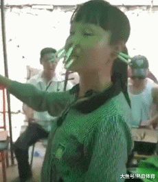 超级搞笑gif:大师,这是要给孩子开光吗