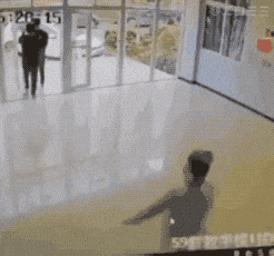 gif搞笑动图:这孩子的广场舞跳出了灵魂