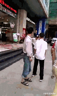 搞笑gif:这个卖西瓜的过分了_看看头条_中华网