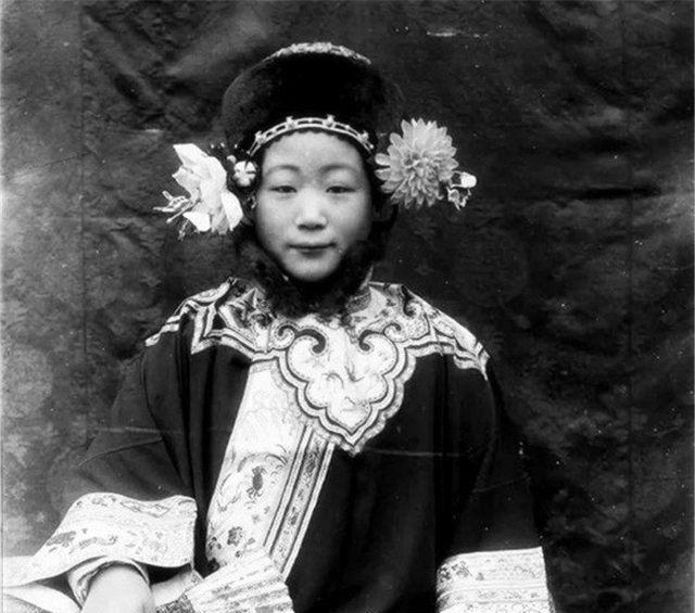 晚清绝版旧照川岛芳子清丽典雅,婉容靓丽迷人,王敏彤温婉文静!