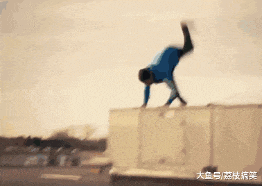 搞笑gif: 落地不管发生什么,姿势一定要帅