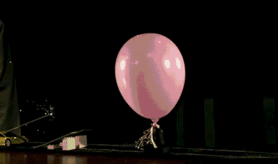 慢镜头下,一只氢气球的威力