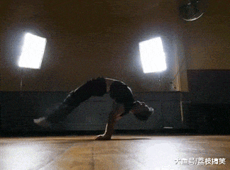 搞笑gif:小妹妹这个生日,一定终身难忘吧!