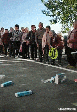 搞笑gif: 这饭我不吃啦!老妹慢点,小心腰!