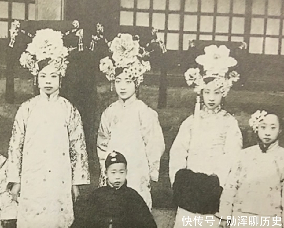 晚清摄政王载沣家族老照片:儿媳婉容美丽惊艳,子孙清俊帅气!