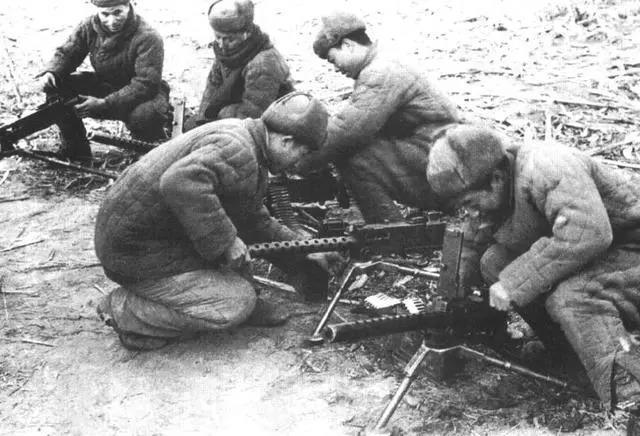 1950年,首批出国作战的志愿军,兵力和武器都怎么样?(3)