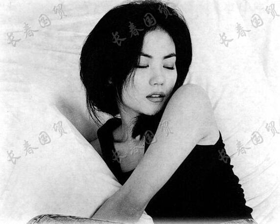 王菲28年前旧照曝光模样青涩气场十足