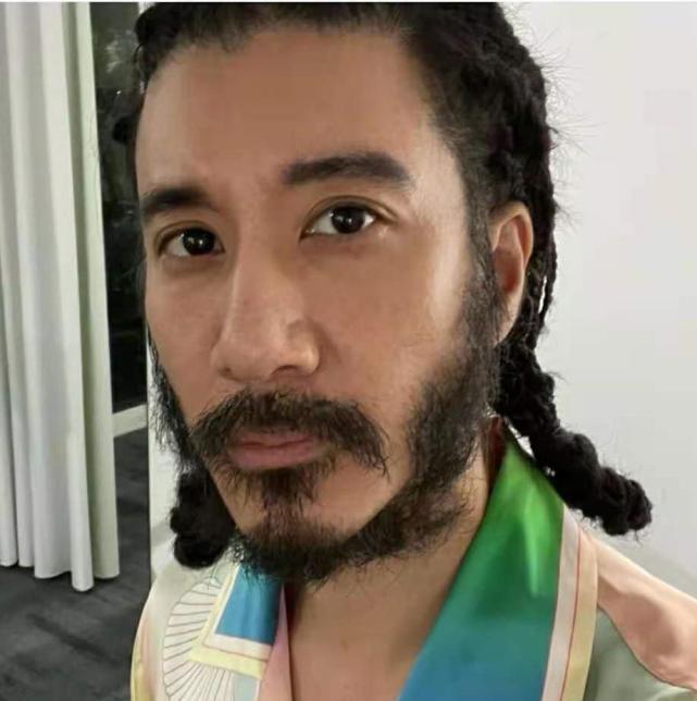 画面中,王力宏扎着一头脏辫,满脸胡子,看上去十分邋遢,不修边幅的样子