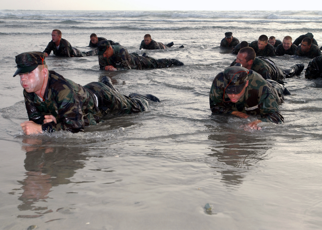 美海军女兵通过选拔训练加入特种作战快艇部队2