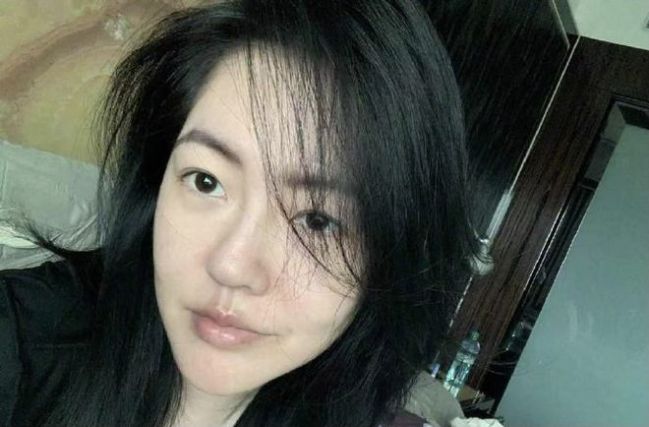 近日,小s在社交平台晒出素颜自拍,状态看起来很年轻.
