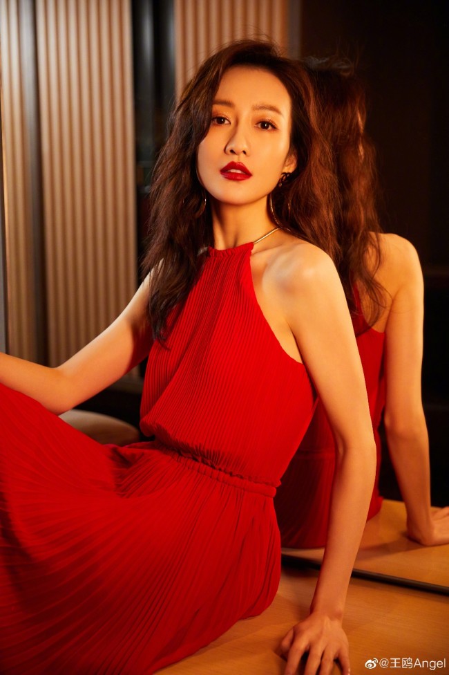 王鸥挂脖式吊带长裙写真凸显御姐性感与甜美
