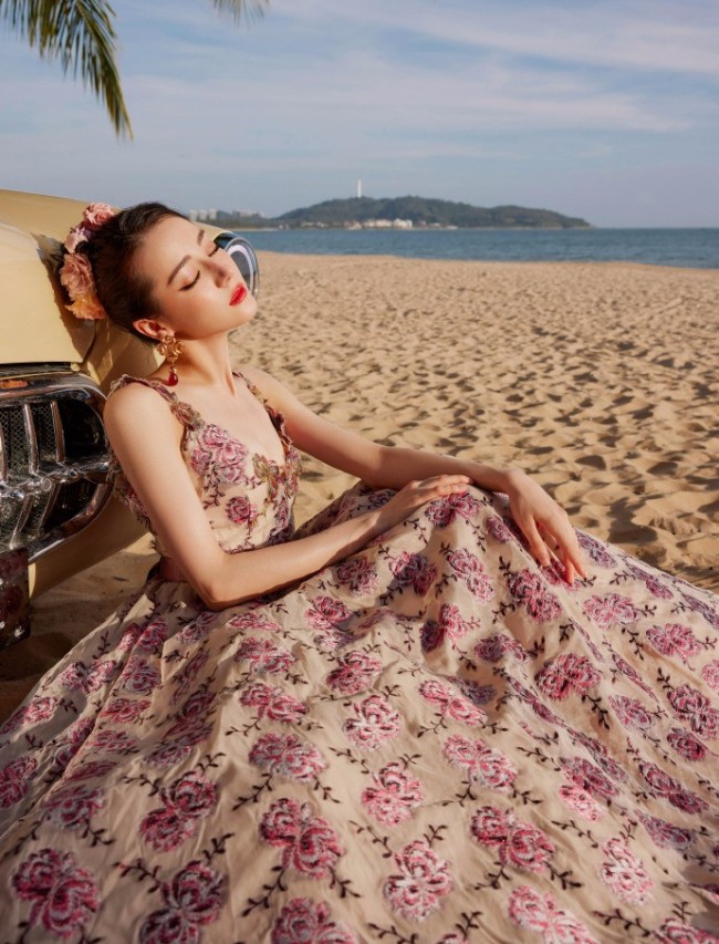 29岁迪丽热巴穿花裙拍gq海边大片美似花仙子2