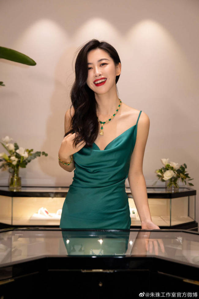 最近,网友发布了一组美女演员朱珠的写真,她穿着一袭绿色吊带长裙