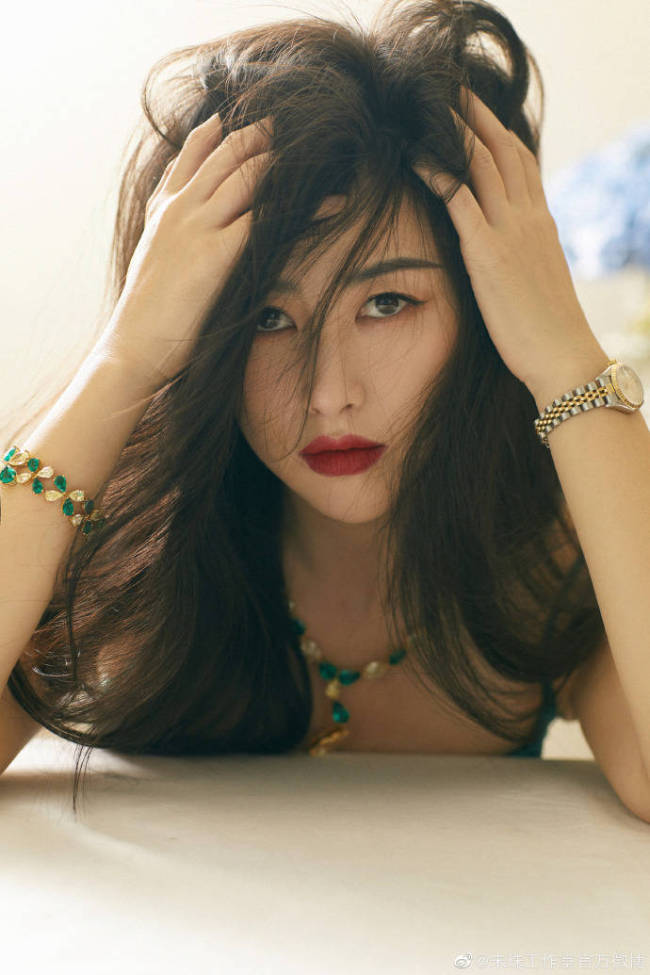 最近,网友发布了一组美女演员朱珠的写真,她穿着一袭绿色吊带长裙