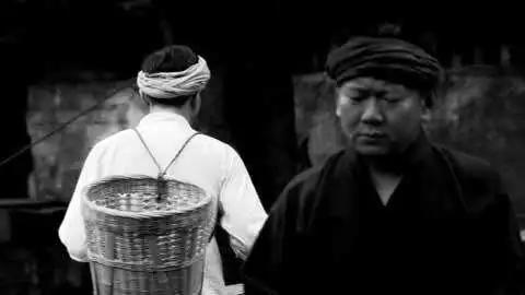 纪录片《迷徒》还原当时场景郑蕴侠匆匆返回濯水,心里一阵恐慌,只有一