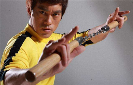 女硕士痴迷李小龙,苦练双节棍7年,打坏60根钢棒出手惊人 - 看看头条_