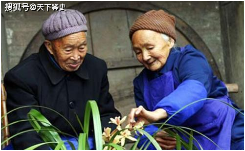 李庆远的一生,一共娶过24位妻子,膝下更是儿女成群,子女的人数多达上