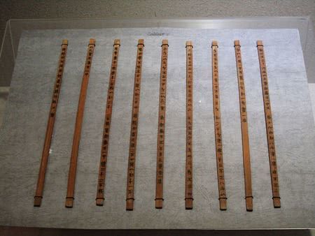 徐福说始皇帝每天都要批120斤的奏折(竹简制成),可见贪恋权利之深,但