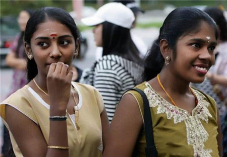 印度美女额头上的 美人痣 是装饰用的吗 原来用处这么大 看看头条 中华网