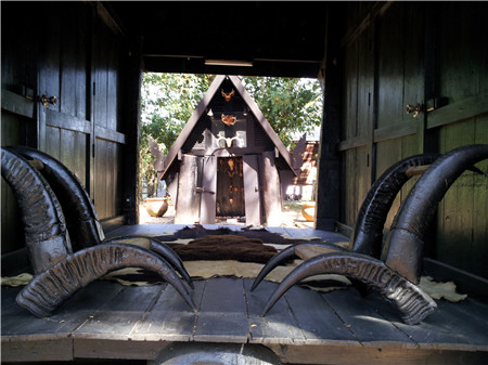 泰国最“独特”寺庙，不供奉佛像，却陈列各种动物标本