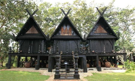 泰国最“独特”寺庙，不供奉佛像，却陈列各种动物标本