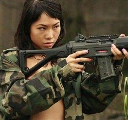 越南女兵战场上不穿内衣得知背后原因后众人尴尬一笑4