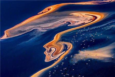 非洲独一无二的血湖湖水温度达50多度周围遍布动物化石3