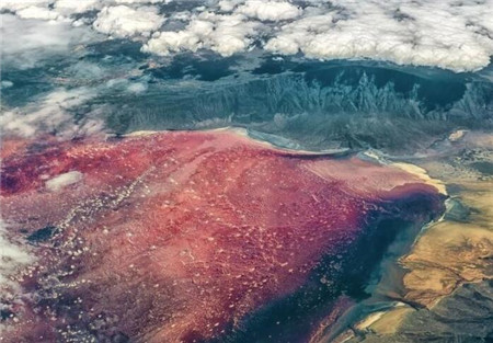 非洲独一无二的血湖湖水温度达50多度周围遍布动物化石3