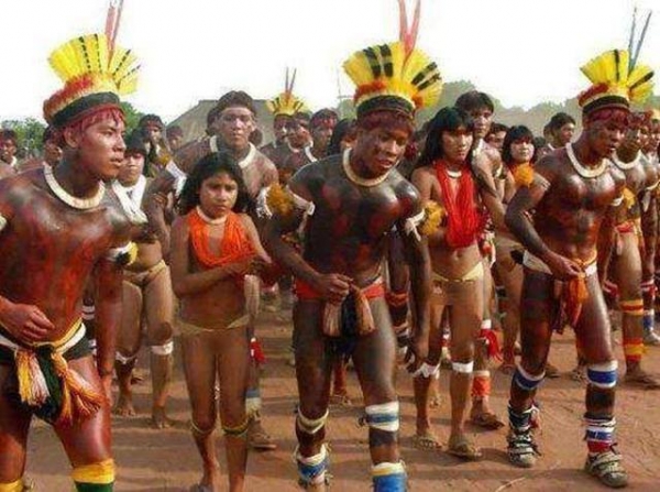 非洲这个原始部落，节日当天女性可抢夺外族男性，网友：有辱斯文