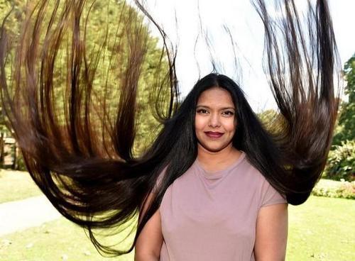 37岁女子17年不理发 发长160厘米破英国纪录 看看头条 中华网