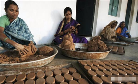 为何“牛粪饼”在印度卖得火？价格昂贵也要买，原来因为这一习惯