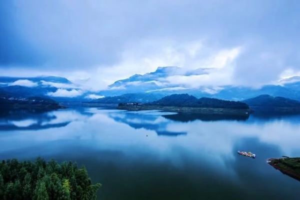 旅遊禁區瓦屋山迷魂凼陸地上的百慕大