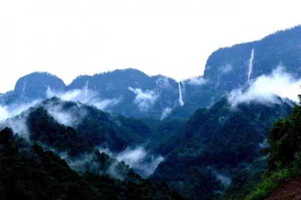 旅遊禁區瓦屋山迷魂凼陸地上的百慕大