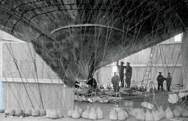 瑞典探险家乘热气球去北极，坠落后极地求生3个月，33年后被发现 瑞典 探险家 极地求生 第2张