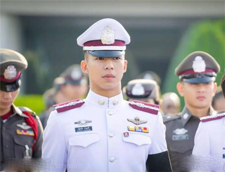 泰国警察为啥要穿紧身制服除了好看还有一项关键作用4