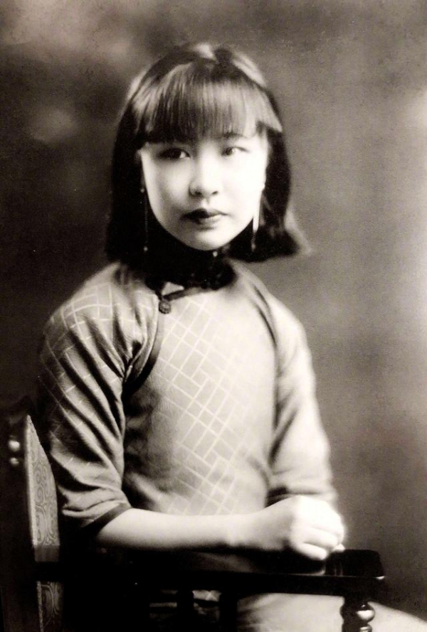 她是晚清末代格格大半辈子雍容华贵晚年为讨生活摆地摊