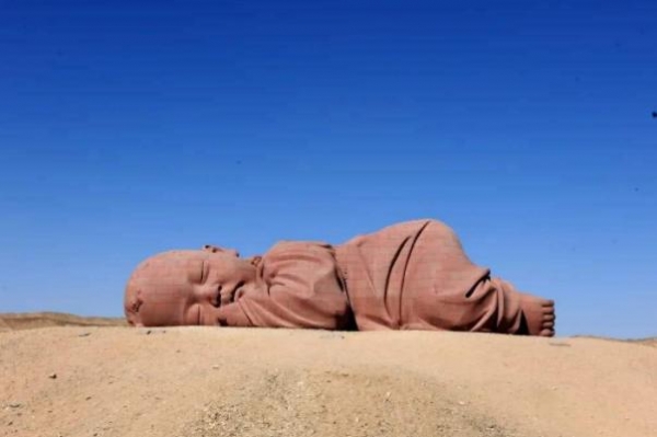 位于甘肃境内的瓜州戈壁滩上还有一位外来者,那就是大地之子雕塑