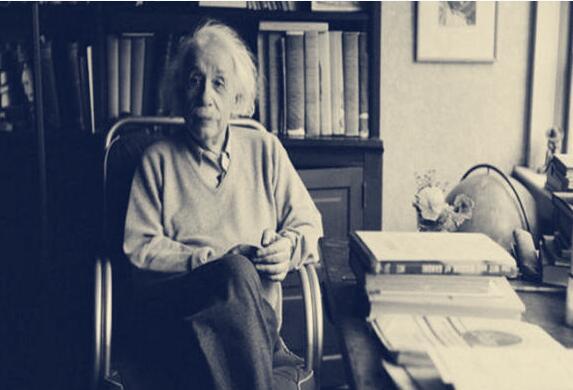 爱因斯坦在临终前，烧毁了自己所有的手稿？这到底是怎么回事呢？
