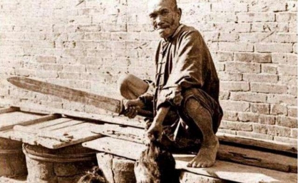 中国最后一个刽子手：砍了300人，无人愿意嫁他，当和尚寺庙拒收