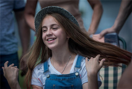 哈萨克斯坦至今存在童婚，每年有上千名女孩，婚姻生活堪忧