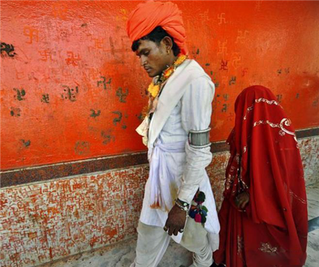 哈萨克斯坦至今存在童婚，每年有上千名女孩，婚姻生活堪忧