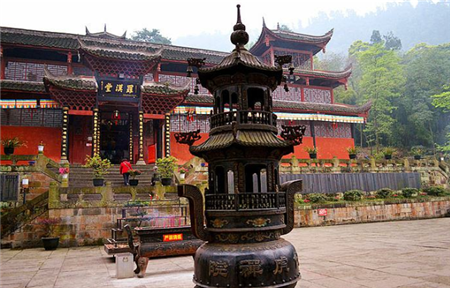 四川“最神秘”的寺庙，寺中常年无人打扫，屋顶却没有一片落叶