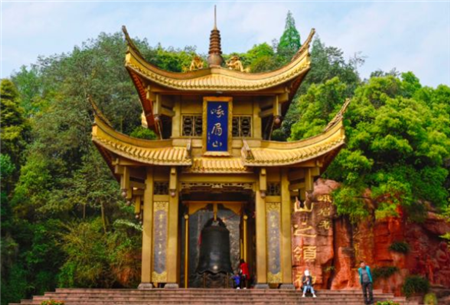 四川“最神秘”的寺庙，寺中常年无人打扫，屋顶却没有一片落叶