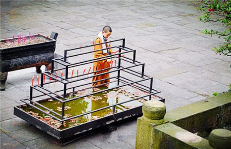 四川“最神秘”的寺庙，寺中常年无人打扫，屋顶却没有一片落叶