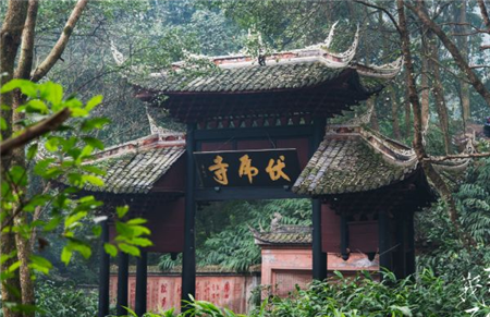 四川“最神秘”的寺庙，寺中常年无人打扫，屋顶却没有一片落叶