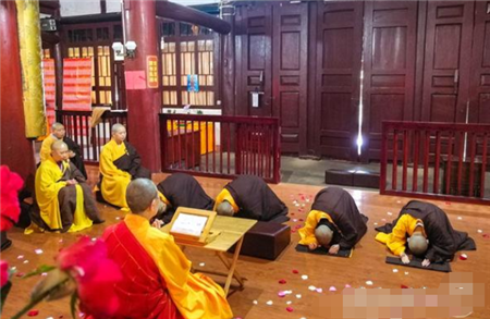 四川“最神秘”的寺庙，寺中常年无人打扫，屋顶却没有一片落叶